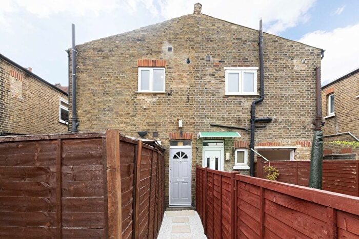 2 Bedroom Flat To Rent In Junction Road, London, W5