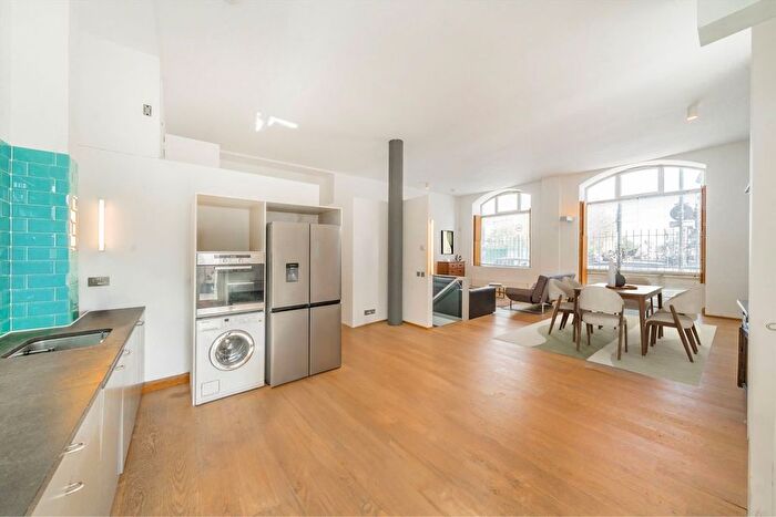 3 Bedroom Maisonette For Sale In York Way, Kentish Town, N7