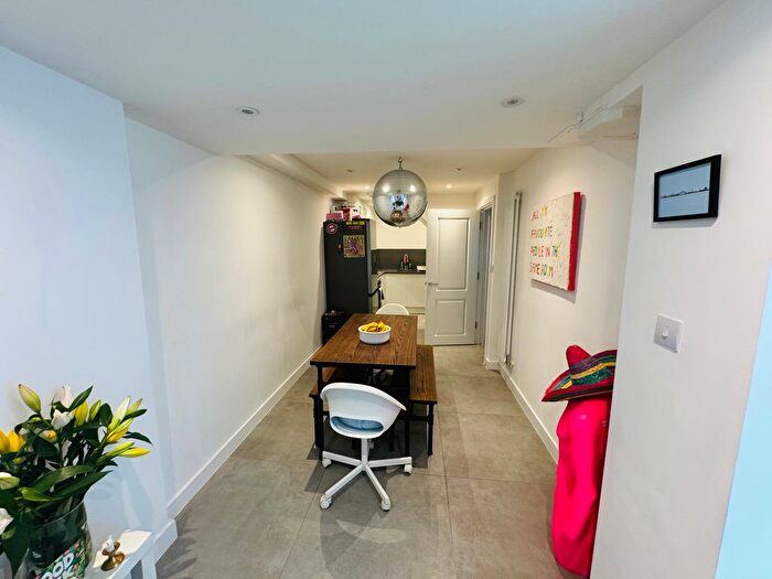 3 Bedroom Flat To Rent In Balham High Road, London, SW12