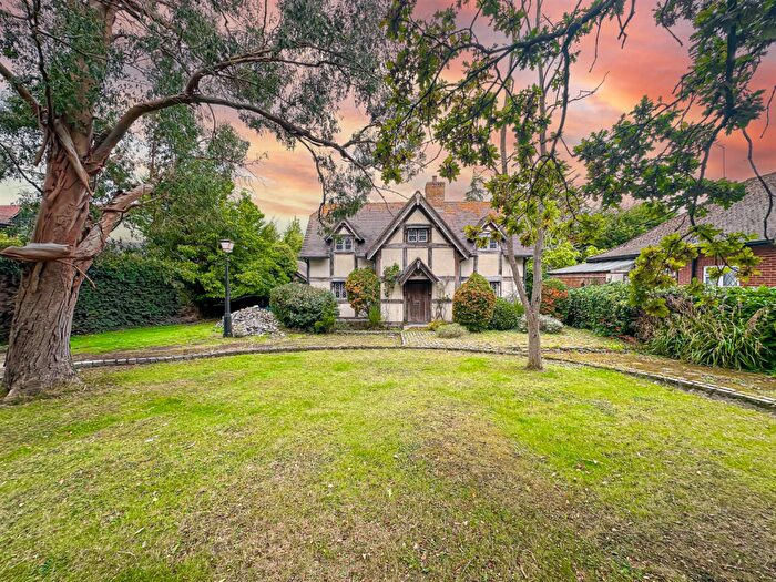 3 Bedroom Detached House For Sale In Bournebridge Lane, Stapleford Abbotts, Romford, RM4