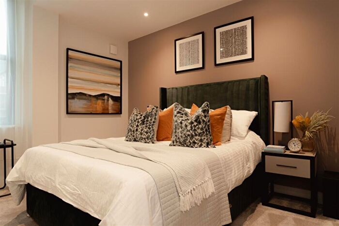 2 Bedroom Apartment For Sale In The Vale, Roebuck Close, Reigate, RH2