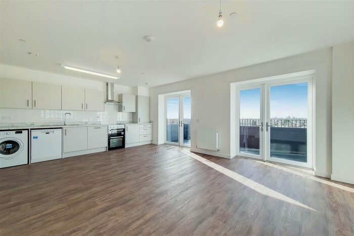 2 Bedroom Flat To Rent In Streamside House, Feltham, TW14