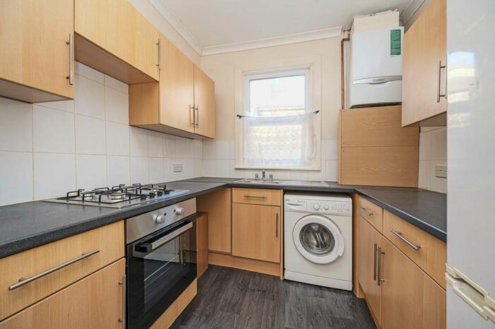 2 Bedroom Flat To Rent In Lea Bridge Road, Leyton, London, E10