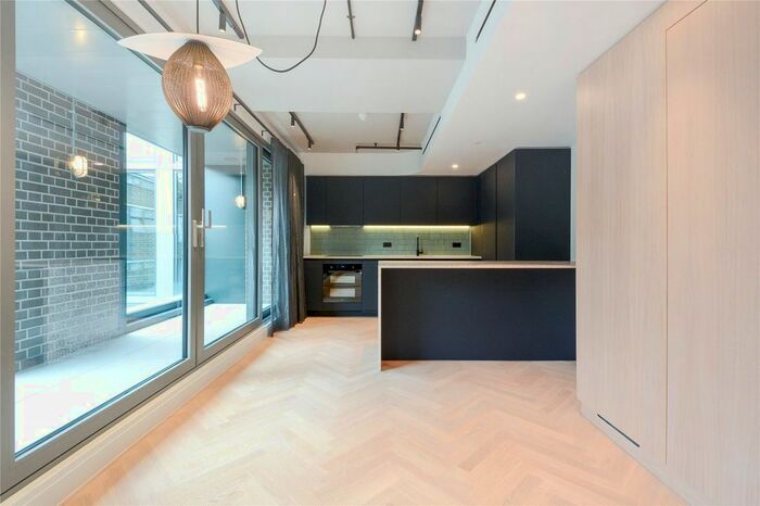 3 Bedroom Flat To Rent In St John's Square, London, EC1V