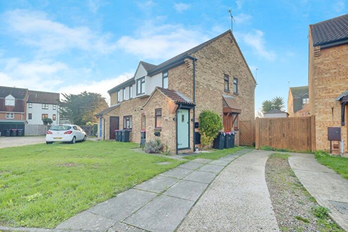 1 Bedroom Flat For Sale In Woodcotes, Southend-On-Sea, SS3