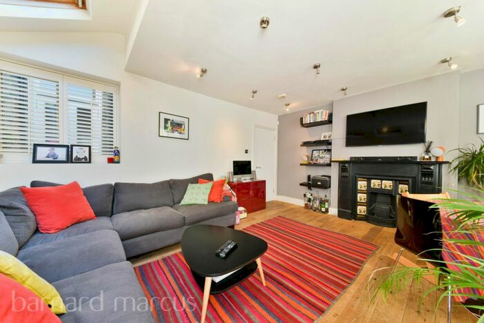 2 Bedroom Flat To Rent In Marmion Road, London, SW11