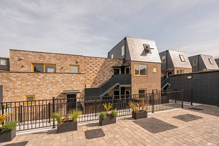 2 Bedroom Flat For Sale In Carpenters Mews, Wandsworth, London, SW17