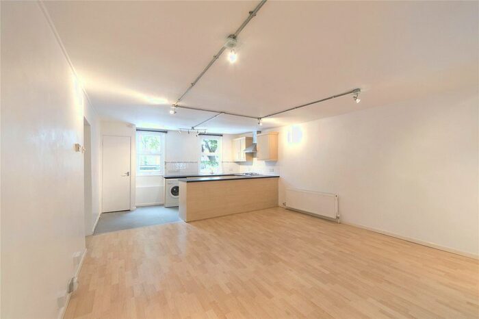 3 Bedroom Flat To Rent In Lauriston Road, Victoria Park, London E9
