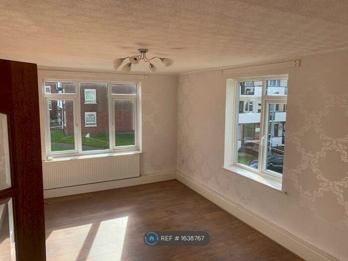 3 Bedroom Flat To Rent In Wardley House, Manchester, M6