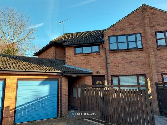 1 Bedroom Flat To Rent In Courtney Park Road, Basildon, SS16