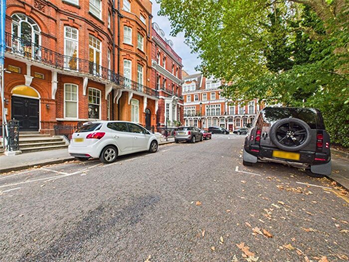1 Bedroom Flat To Rent In Kensington Court, London, W8