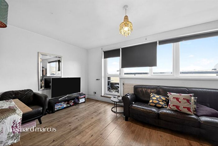 3 Bedroom Flat For Sale In Old Farm Road, London, N2