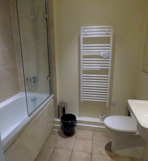 1 Bedroom Flat To Rent In Paramount Building, SN1