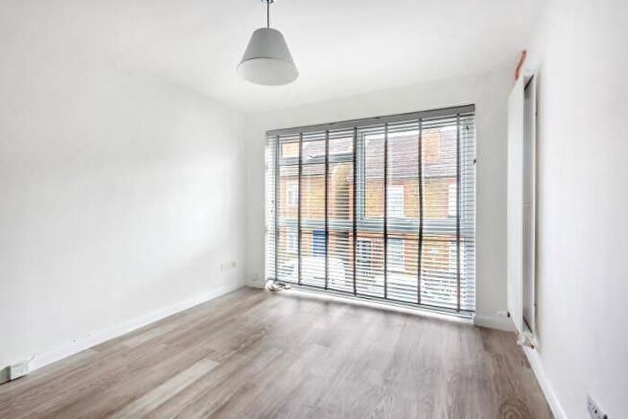 3 Bedroom Property To Rent In Drummond Road, Guildford, GU1