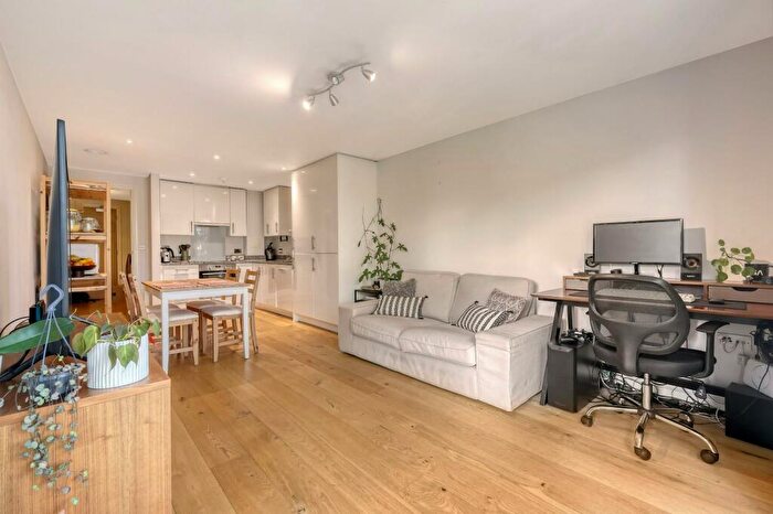 2 Bedroom Apartment To Rent In Fulneck Place, Stepney Green, E1