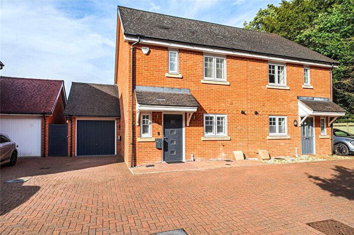 3 Bedroom Semi-detached House For Sale In Wey Meadow Close, Farnham, Surrey, GU9