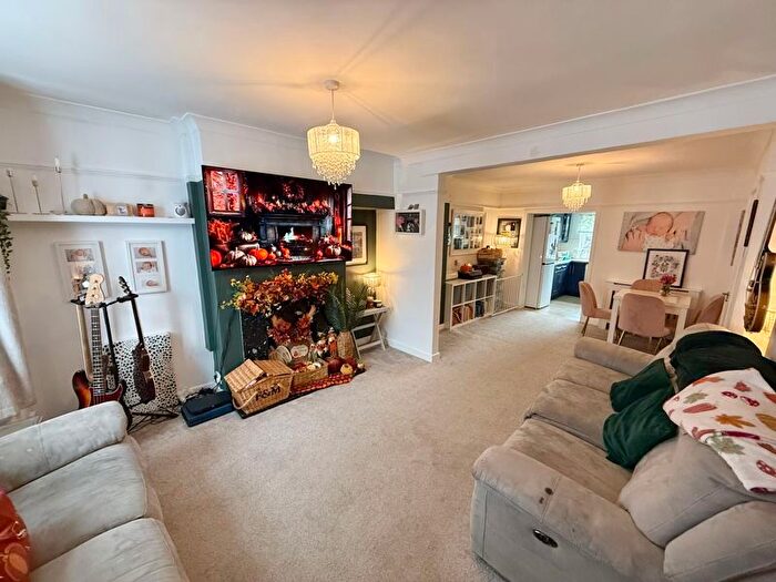 3 Bedroom Terraced House For Sale In Rose Avenue, Aylesbury, HP19