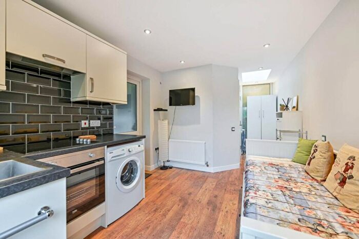 1 Bedroom Flat To Rent In Malden Hill Gardens, New Malden, KT3