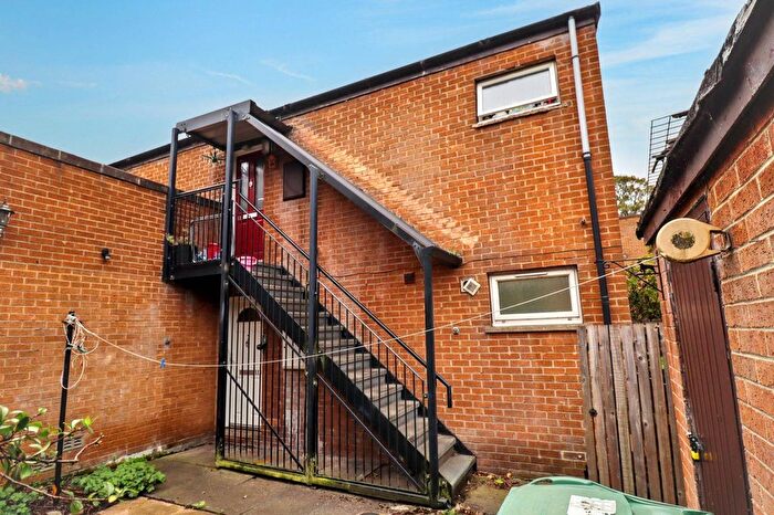 2 Bedroom Flat For Sale In Firthcliffe Road, Liversedge, WF15