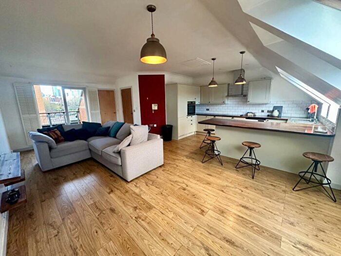 3 Bedroom Apartment To Rent In Turlow Court Leeds, LS9