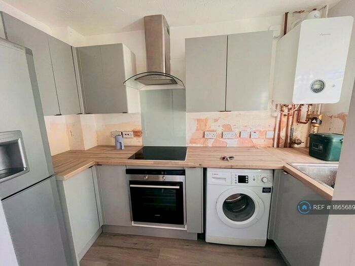 2 Bedroom Semi-Detached House To Rent In Grebe Close, Oxford, OX4