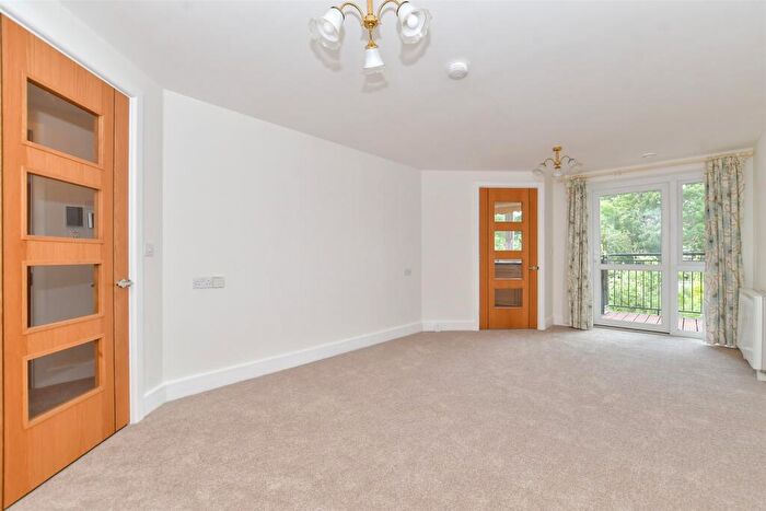 1 Bedroom Flat For Sale In White Hart Lane, Romford, Essex, RM7