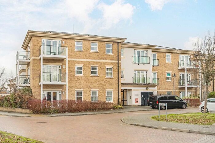 2 Bedroom Flat For Sale In Dyas Road, Sunbury-On-Thames, TW16