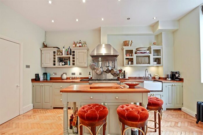 2 Bedroom Flat To Rent In Roland Mews, Stepney Green, London, E1