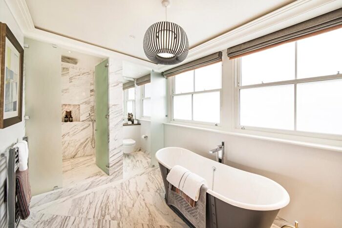 3 Bedroom Flat To Rent In Southampton Street, Covent Garden, WC2E