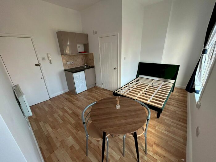 Studio To Rent In Evering Rd, London, N16