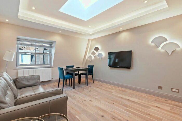 3 Bedroom Flat To Rent In Brook Mews North, London, W2