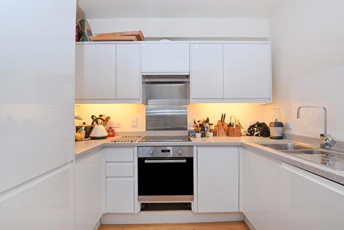 2 Bedroom Flat To Rent In St. Margarets, Twickenham, TW1