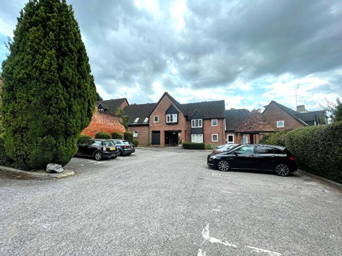 1 Bedroom Apartment To Rent In Christchurch Close, St. Albans, Hertfordshire, AL3