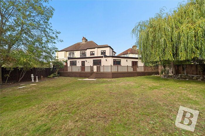 5 Bedroom Semi-Detached House For Sale In Hyland Close, Hornchurch, RM11