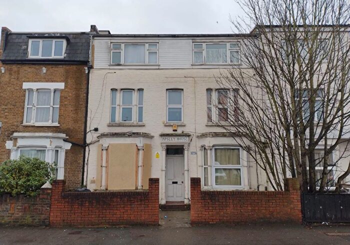 1 Bedroom Flat For Sale In Flat A, Hanworth Road, Hounslow, Middlesex, TW3