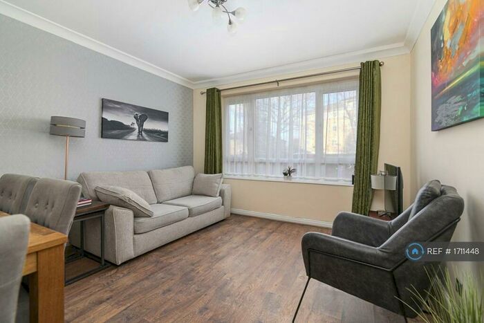 2 Bedroom Flat To Rent In Victoria Road, Romford, RM1