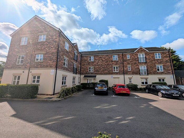 2 Bedroom Flat To Rent In Temple Court, Wakefield, West Yorkshire, WF1