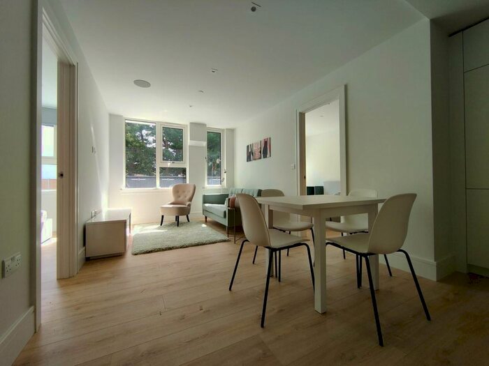 2 Bedroom Flat To Rent In Queens Road, Weybridge, KT13