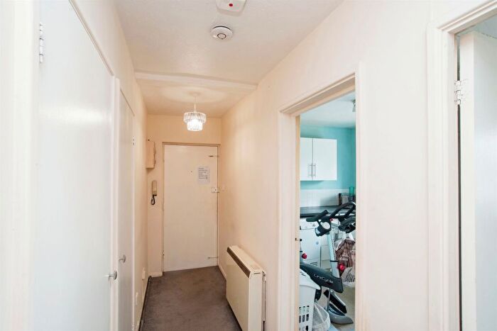 2 Bedroom Flat For Sale In Chenies Way, Watford, WD18