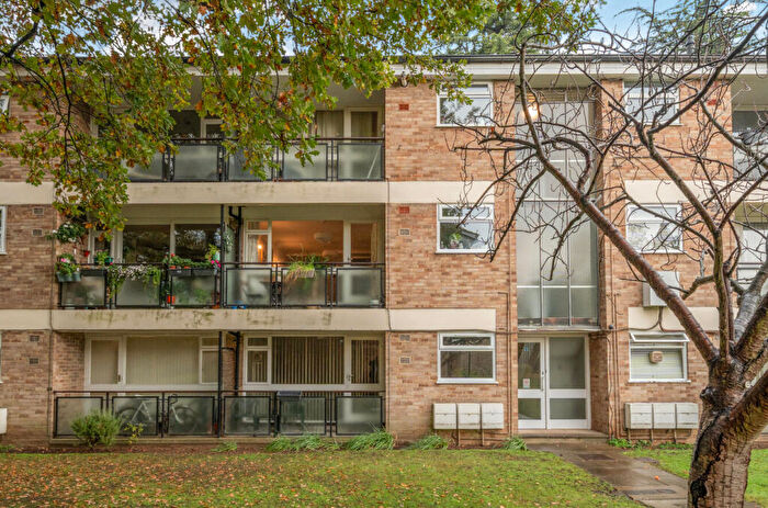 1 Bedroom Apartment For Sale In St. Marys, Victoria Road, Weybridge, KT13