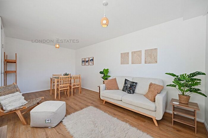 1 Bedroom Flat To Rent In , Upper Richmond Road, Putney, SW15
