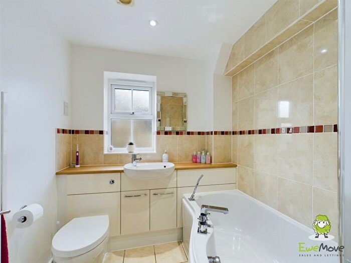 3 Bedroom Town House For Sale In Avington Way, Sherfield-On-Loddon, Hook, Hampshire, RG27