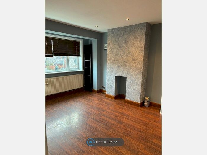 2 Bedroom Maisonette To Rent In Courtlands Drive, Watford, WD17