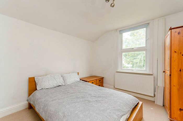 3 Bedroom Flat To Rent In Chestnut Road, Raynes Park, London, SW20