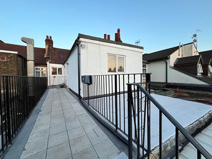 3 Bedroom Flat To Rent In Longbridge Road, Barking, Ilford, Ig1