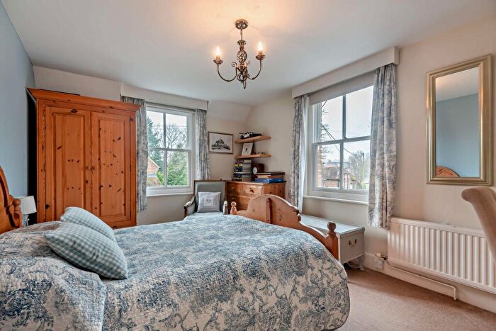 4 Bedroom Detached House For Sale In Tutts Clump, Berkshire, RG7