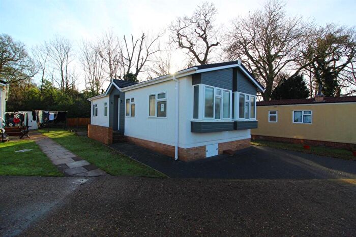2 Bedroom Mobile Home For Sale In Arkley Park, Arkley, Barnet, EN5