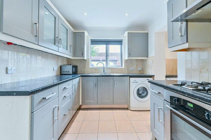 3 Bedroom Flat To Rent In Kerfield Place, Camberwell, London, SE5