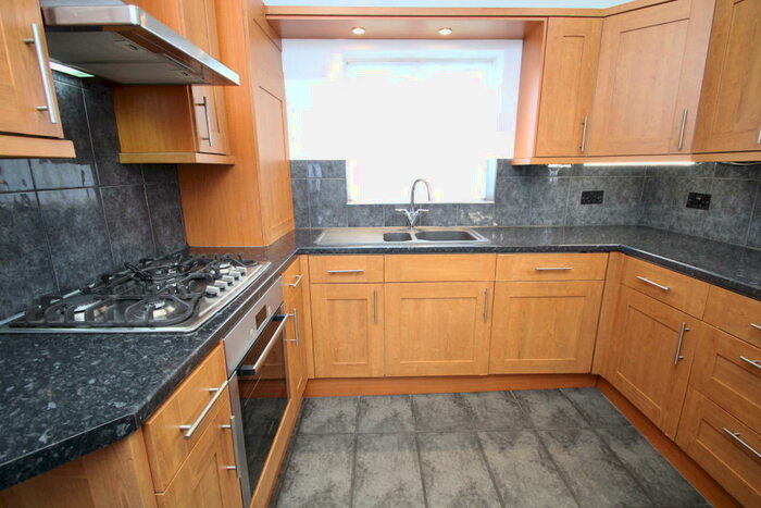 2 Bedroom Maisonette To Rent In King Henry Drive, Croydon, CR0