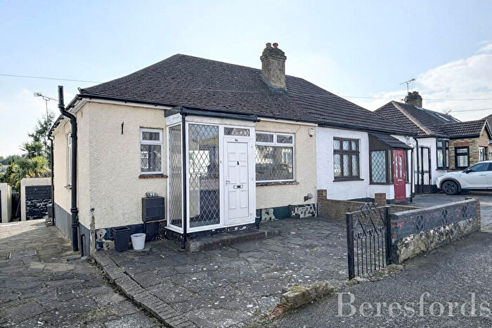 2 Bedroom Bungalow For Sale In Great Gardens Road, Hornchurch, RM11
